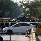 Agentes de seguridad paquistaníes inspeccionan la zona en que se produjo un atentado suicida frente al complejo judicial en Islamabad el 11 de november 2025.