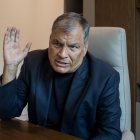 Fotografía de archivo del 25 de junio de 2024 del expresidente ecuatoriano Rafael Correa hablando durante una entrevista con EFE en Caracas (Venezuela).