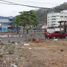 Los dos terrenos en los que se propone construir un condensador social están entre el edificio del Municipio de Durán y el río Guayas.