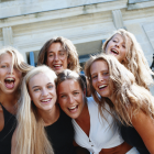 Mujeres solteras en Letonia enfrentan dificultad para encontrar pareja por escasez de hombres.