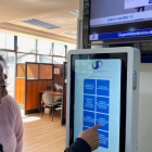 Nelson Erazo y otros dirigentes del Frente Popular y de la Comisión de Defensa del Seguro Social dejaron su solicitud en la Superintendencia de Bancos.