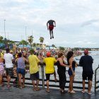 En la Playita del Guasmo, en el sur de Guayaquil, un joven se lanzaba desde una rampa.