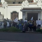 Los pacientes de las clínicas dializadoras realizaron un plantón frente al IESS, en las oficinas del edificio Zarzuela, norte de Quito.
