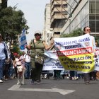 Jubilados marchan por la avenida 9 de Octubre rumbo a la Gobernación del Guayas piden que se forme una mesa técnica que analice los problemas que tienen.