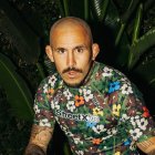 Chito Vera vistiendo "merch" de su nueva colaboración con StreetXAD.