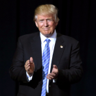 Donald Trump hablando ante sus simpatizantes durante un discurso sobre política migratoria en el Centro de Convenciones de Phoenix, en Arizona.