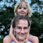 James Van Der Beek, actor que dio vida a Dawson Leery en Dawson’s Creek. En la foto, junto a su hijo Jeremiah, nacido en octubre de 2021.