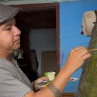 Pintura. Con cada pincelada, David mantiene viva las tradiciones y el arte de Tumbaco.