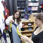 Subsistencia. Daniela es arquitecta, pero lleva seis meses trabajando en una tienda de ropa.