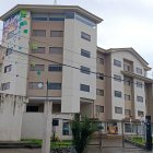 Cuenca. El edificio principal del CEAR azuayo solo una parte es habitada. La misma fachada del lugar luce descuidada y cuarteada, con pedazos de construcción que se han desprendido