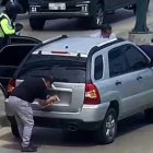 El conductor empezó a poner las placas ante la presencia de agentes de la ATM, en el norte de Guayaquil.