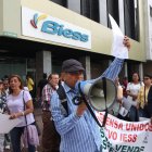 El miércoles 12 de noviembre de 2025 los jubilados hicieron un plantón primero al pie del Biess, en Guayaquil.