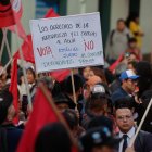 Personas se manifiestan en contra del referéndum convocado por el presidente de Ecuador, Daniel Noboa, este miércoles, en Quito