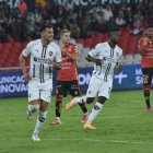 Lisandro Alzugaray (i) marcó el primer gol de Liga de Quito sobre Deportivo Cuenca.
