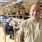 El chef ejecutivo del restaurante Doya, Erhan Kostepen, al posar este 31 de octubre, durante una entrevista con EFE, en la sede del local ubicado en el barrio Wynwood de Miami (FL, EE.UU.).