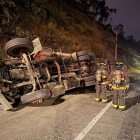 En la madrugada se registró el volcamiento de un tanquero que transportaba brea, lo que provocó un derrame considerable del material sobre la calzada.