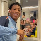 Gonzalo Plata junto a los hinchas ecuatoriano en el hotel en Toronto.
