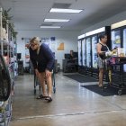 Deysi Camacho (izq.) y Maria Calderon realizan sus compras el 27 de octubre de 2025 en Pembroke Park, Florida.