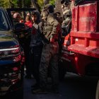 Agentes federales estadounidenses detienen a un hombre durante una redada de inmigración en un barrio residencial en el extremo norte de la ciudad el 31 de octubre de 2025, en Chicago, Illinois.