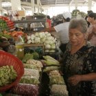 Una ñersona realiza compras en el mercado de Sauces IX, en Guayaquil.