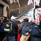 Integrantes de la Coordinadora Nacional de Trabajadores de la Educación (CNTE), se manifiestan afuera del Palacio Nacional de la Ciudad de México (México).