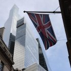 Una bandera Union Jack ondea entre edificios altos y antiguos en el distrito financiero de la City de Londres, Gran Bretaña, el 13 de noviembre de 2025.
