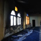 Un hombre observa los daños causados en la Mezquita Al-Hajja Hamida, después de un ataque por parte de colonos israelíes, en Cisjordania, el 13 de noviembre de 2025.