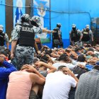 Grupo de Operaciones Especiales (GOES) custodiando a presos de la cárcel de Huánuco durante una requisa como medida contra las organizaciones criminales