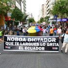 Simpatizantes de Unidad Popular recorrieron las calles de Guayaquil con banderas rojas durante la caravana por el ‘No’, en el cierre de campaña del referéndum 2025.