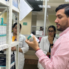 El ministro de Salud Pública, Jimmy Martin, en una farmacia hospitalaria.