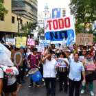 Ciudadanos portan banderas tricolor y pancartas con el mensaje “Nones” durante el cierre de campaña en Guayaquil.