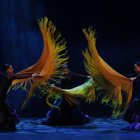 Bailarines y músicos locales celebran la novena edición del Festival Internacional de Artes Vivas en Loja.