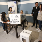 Byron Venegas realiza el primer voto asistido en Quito.