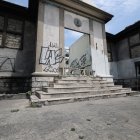 El anfiteatro Julián Coronel se encuentra abandonado. Guardias privados custodian el inmueble patrimonial ubicado en el centro de Guayaquil.