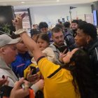 Gonzalo Plata saliendo del hotel de Toronto atiende a los aficionados.