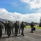 El Ministro de Defensa de Venezuela, Vladimir Padrino López (3º por la izquierda), y a miembros del alto mando militar caminando durante un ejercicio de entrenamiento en Caracas el 11 de noviembre de 2025.