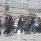 Con las lluvias, el tránsito colapsa en Guayaquil.