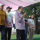 El presidente de Venezuela, Nicolás Maduro, habla durante la Gran Marcha de la juventud comunera este jueves, en Caracas (Venezuela).