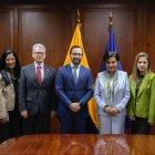 Gabriela Sommerfeld junto a Nicolás Albertoni y la delegación de observadores de la OEA.
