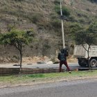 El perro quedó atrapado en la brea que se derramó sobre la av. Simón Bolívar, luego de un accidente de tránsito en el sector de Gualo.