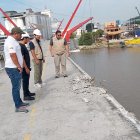 El puente peatonal basculante que une a Guayaquil y la isla Santay quedó parcialmente afectado tras el choque de una embarcación.