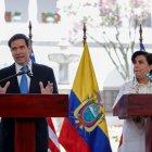Foto de archivo que muestra al secretario de Estado de los Estados Unidos, Marco Rubio (i) junto a la canciller de Ecuador, Gabriela Sommerfeld.