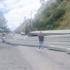 Luego del choque entre un tráiler y un taxi, 30 columnas cayeron sobre la av. Simón Bolívar, cerca de la av. Panamericana Norte.
