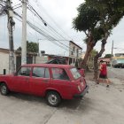 Vehículos bloquean veredas. Esta escena se replica a diario en varias zonas de Guayaquil.