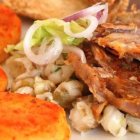 El tradicional hornado, ofertado en mercados entre USD 5 y 6,50, fue contratado a un precio de 15 dólares.