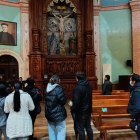 Se explica a visitantes la influencia jesuita en la Basílica.