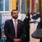 El presidente Donald Trump participa en una rueda de prensa junto al director del FBI, Kash Patel; la fiscal general, Pam Bondi.