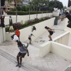 Acostumbran hacer sus calentamientos en las cercanías del cerro Santa Ana, en el centro de Guayaquil, antes de explorar los edificios.