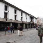 Municipio de Quito enfrenta críticas por contratos de camionetas y alimentación