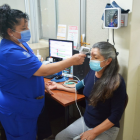 Emerita Rodríguez se atiende en el centro de salud de La Magdalena, en el sur de Quito.
